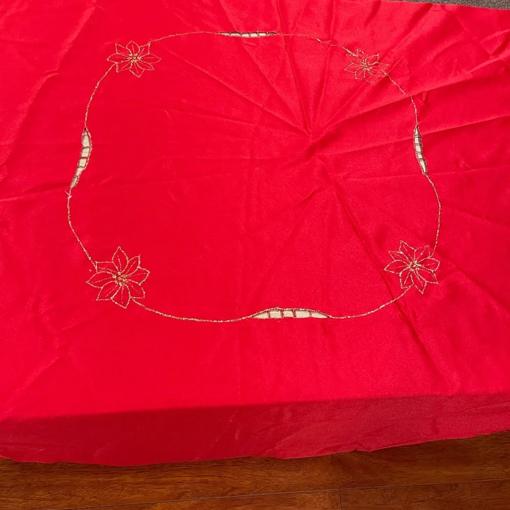 Poinsettia Cluster Round Red Tablecloth